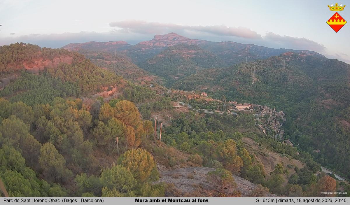Mura amb el Montcau al fons
