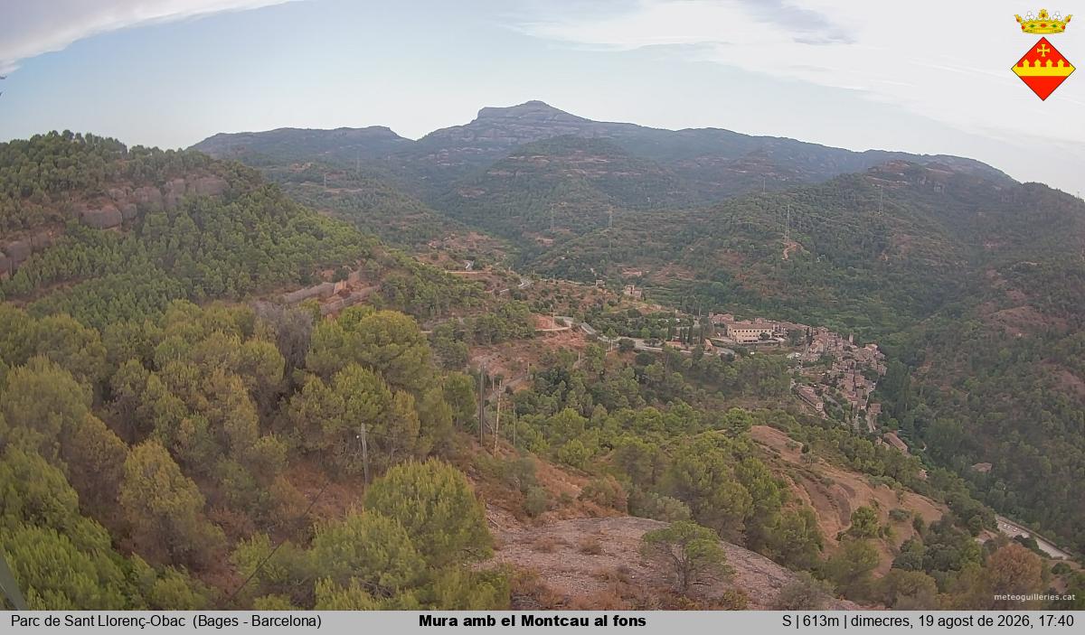 Mura amb el Montcau al fons