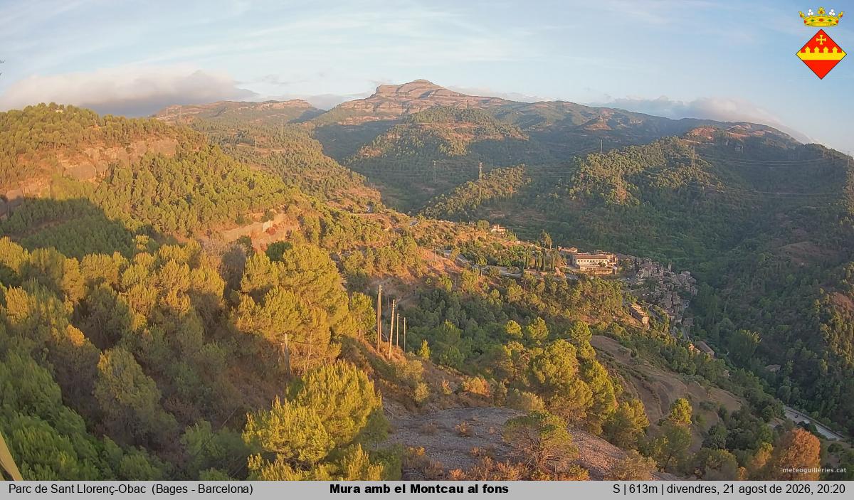 Mura amb el Montcau al fons