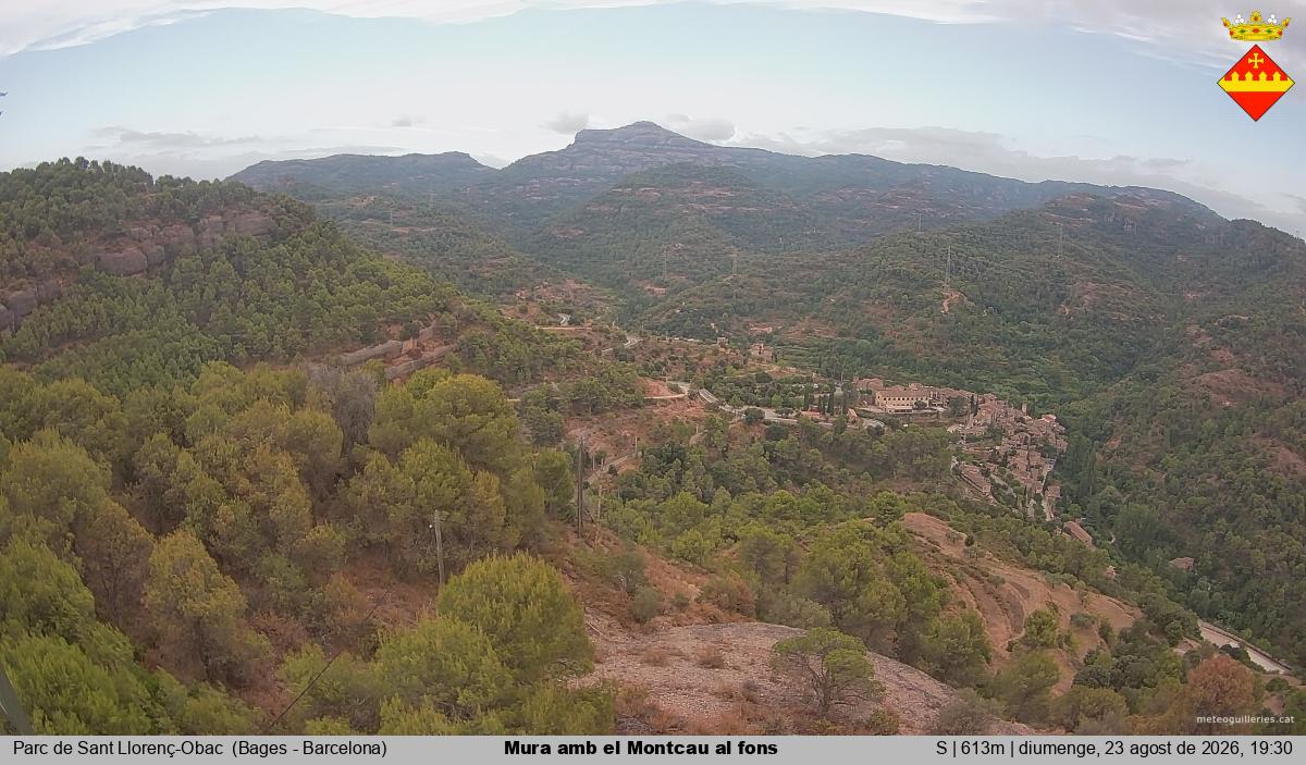 Mura amb el Montcau al fons