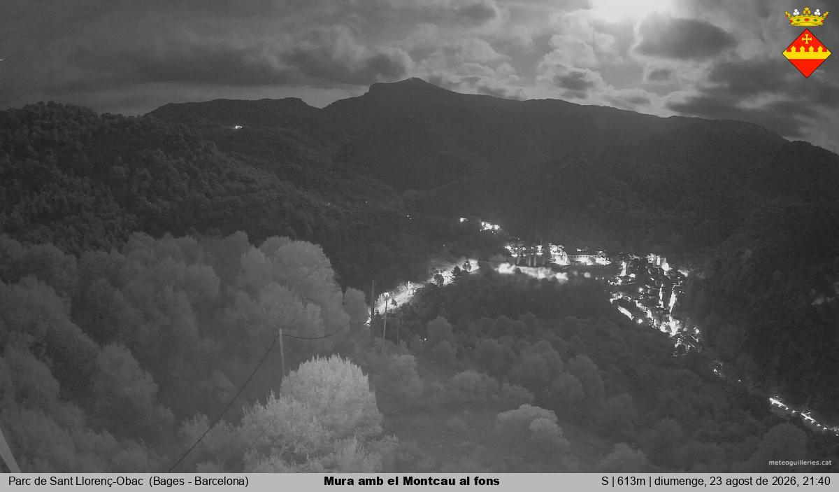 Mura amb el Montcau al fons