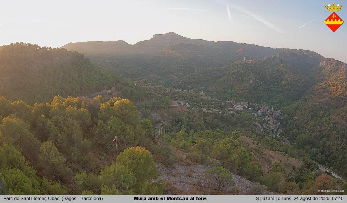 Mura amb el Montcau al fons