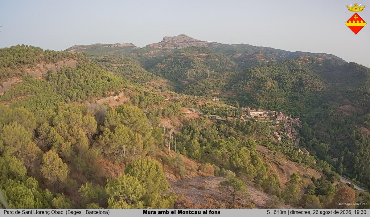 Mura amb el Montcau al fons