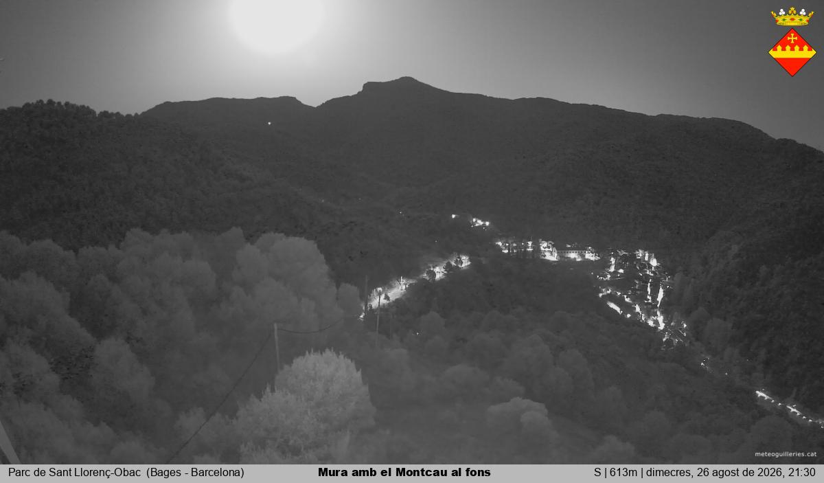 Mura amb el Montcau al fons