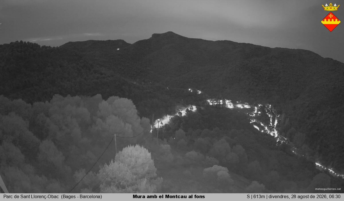 Mura amb el Montcau al fons