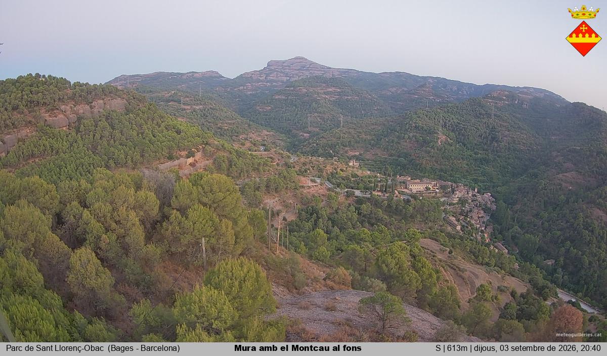 Mura amb el Montcau al fons