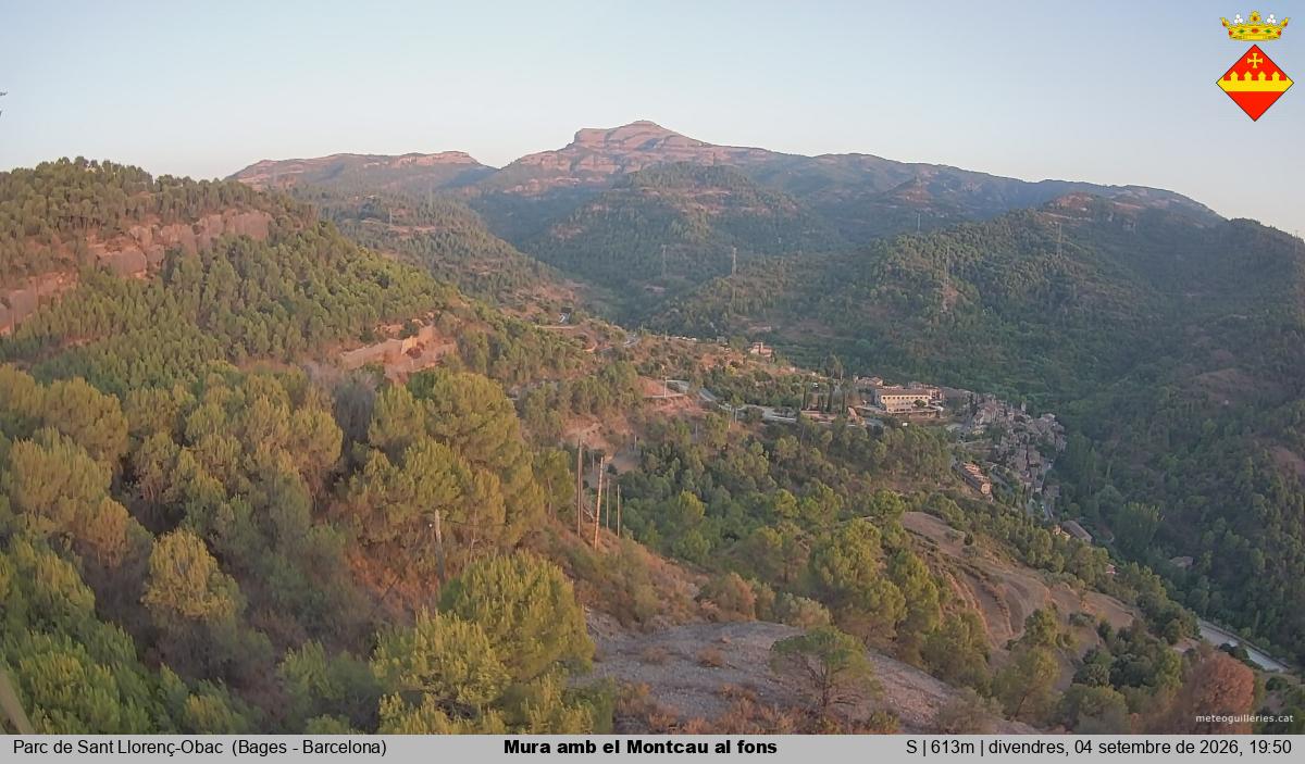 Mura amb el Montcau al fons
