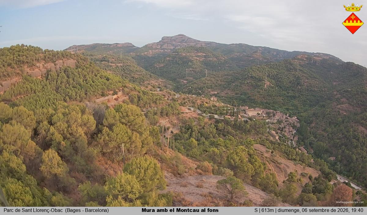 Mura amb el Montcau al fons