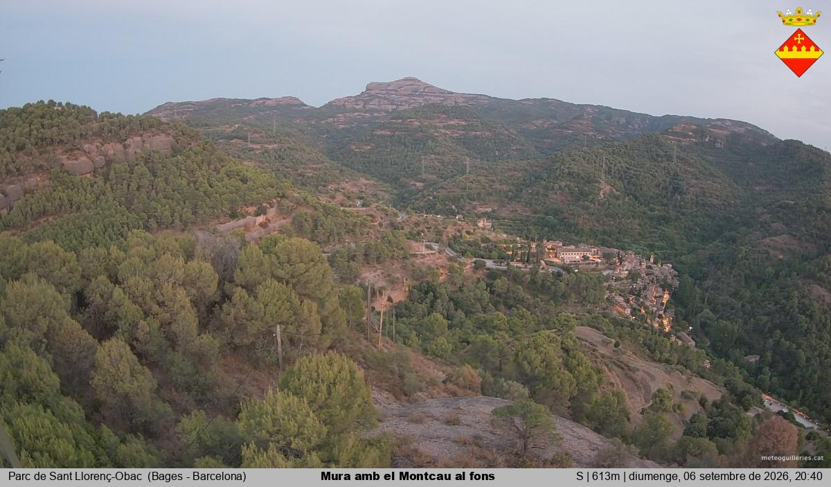 Mura amb el Montcau al fons