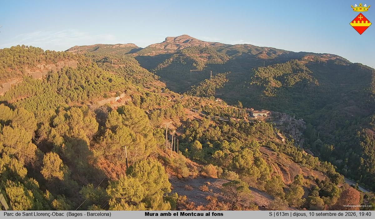 Mura amb el Montcau al fons