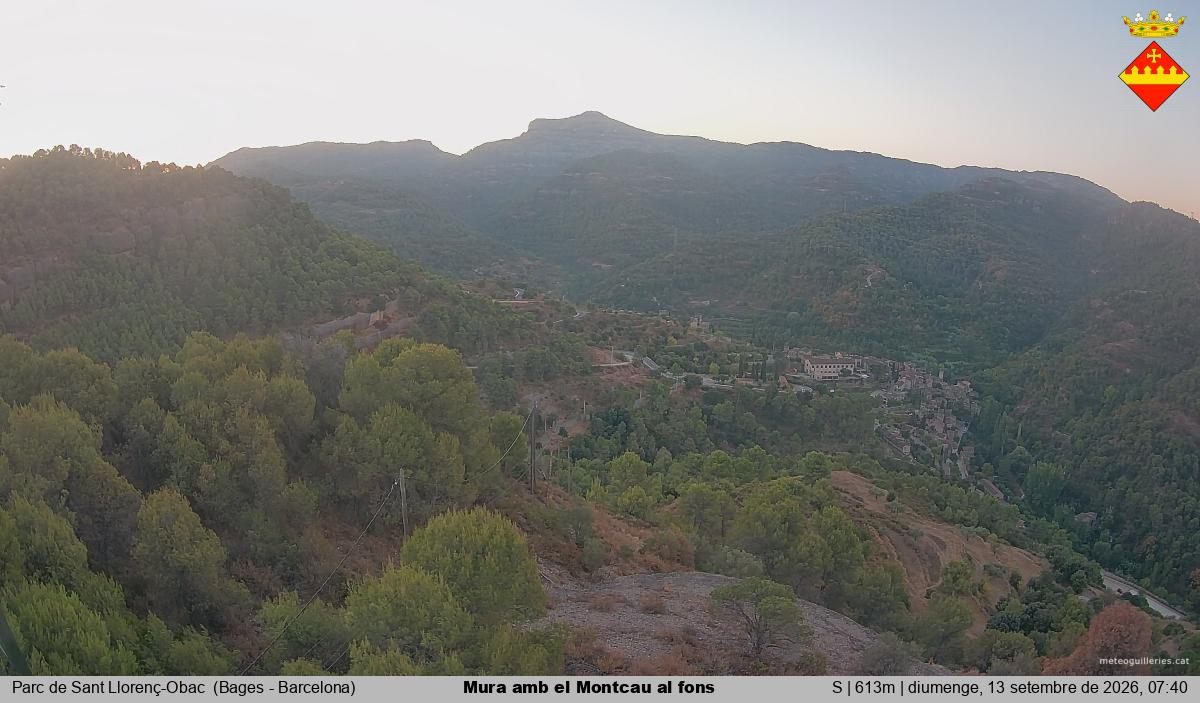 Mura amb el Montcau al fons