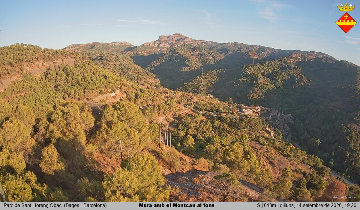 Mura amb el Montcau al fons