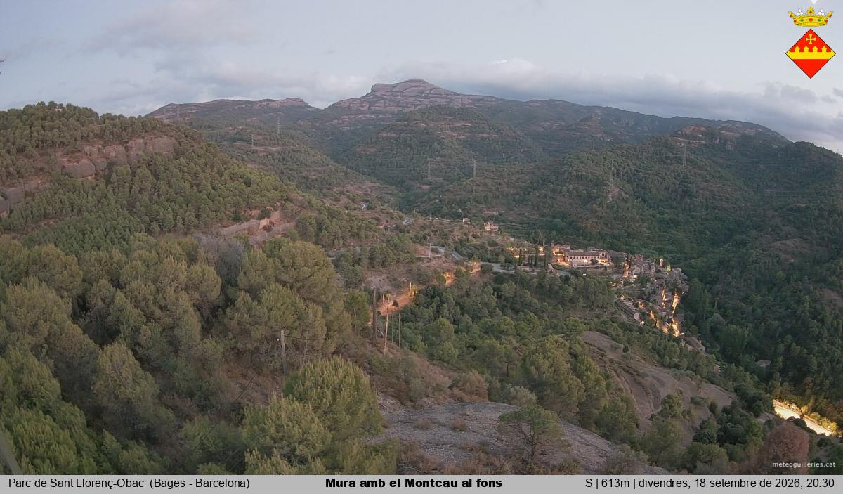 Mura amb el Montcau al fons