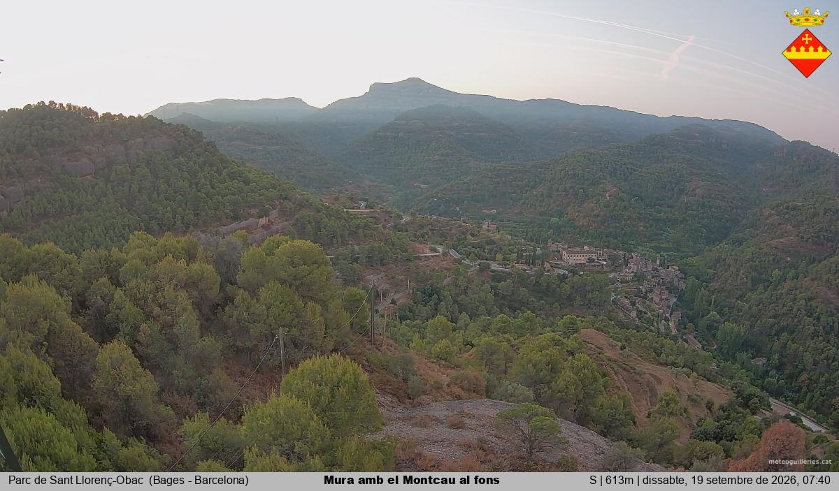 Mura amb el Montcau al fons