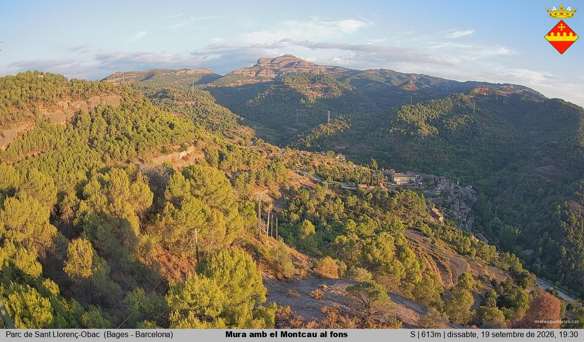 Mura amb el Montcau al fons