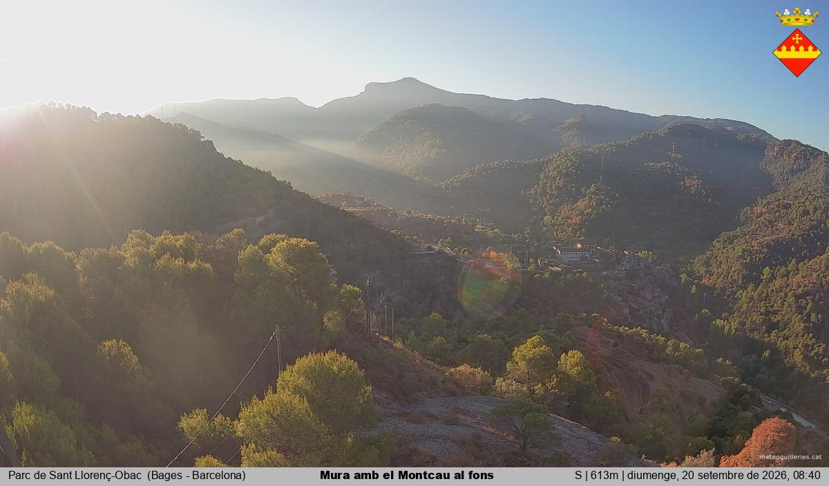 Mura amb el Montcau al fons