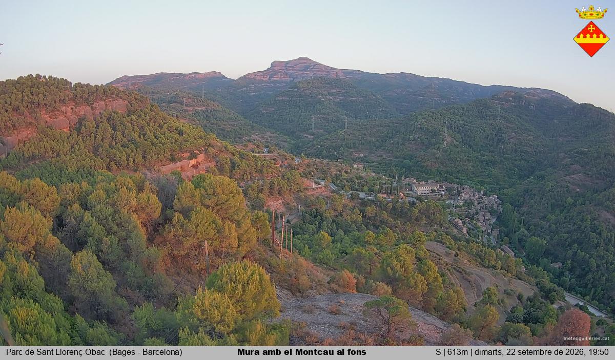 Mura amb el Montcau al fons