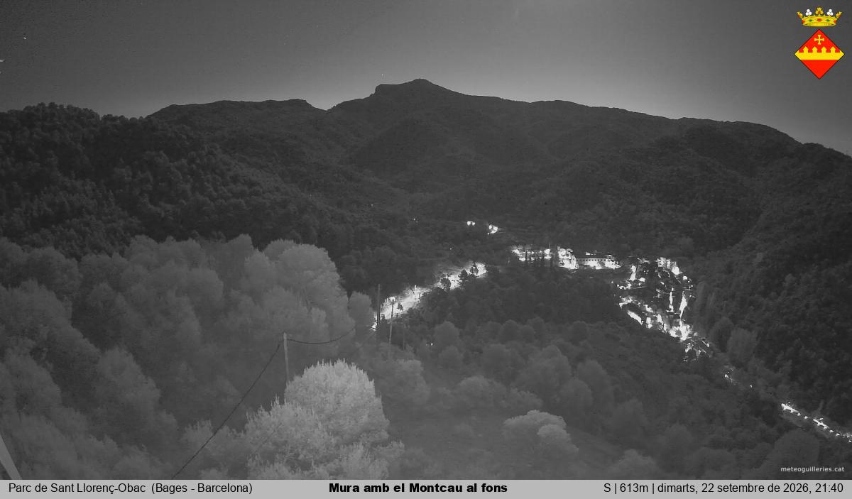Mura amb el Montcau al fons