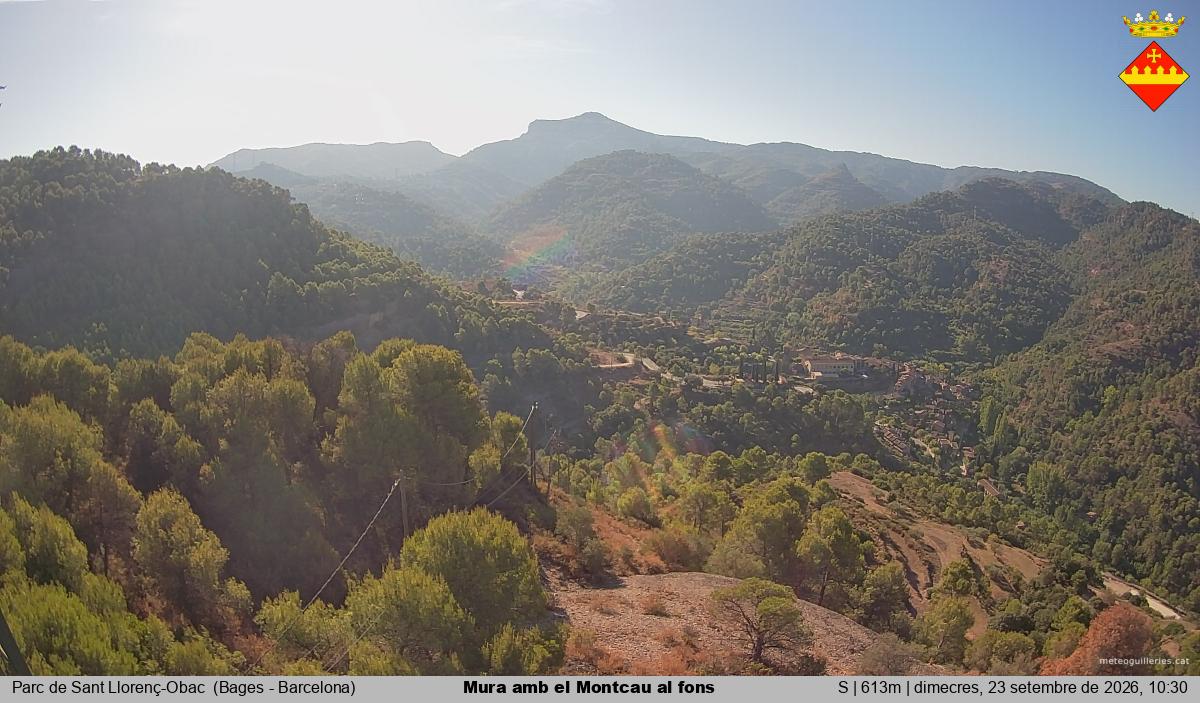 Mura amb el Montcau al fons