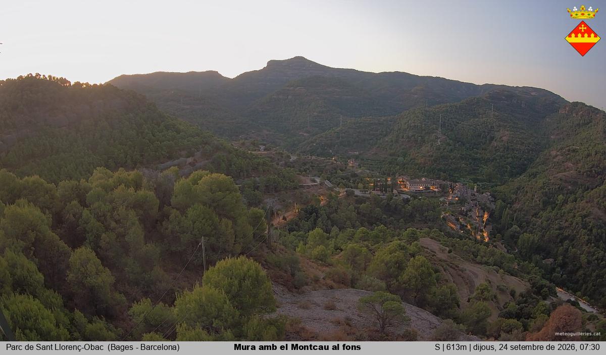 Mura amb el Montcau al fons