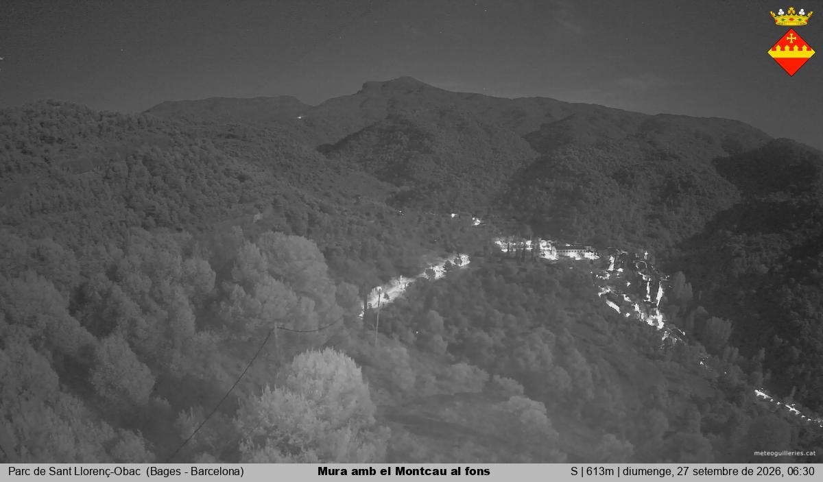 Mura amb el Montcau al fons