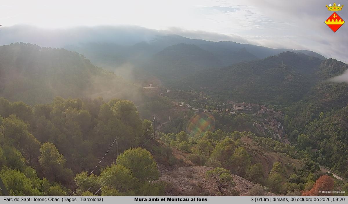 Mura amb el Montcau al fons
