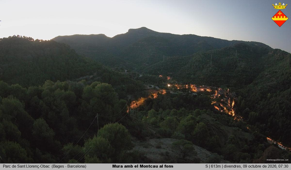 Mura amb el Montcau al fons