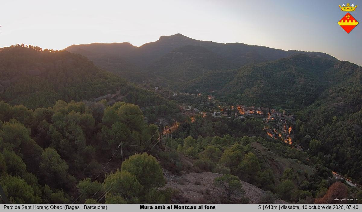 Mura amb el Montcau al fons