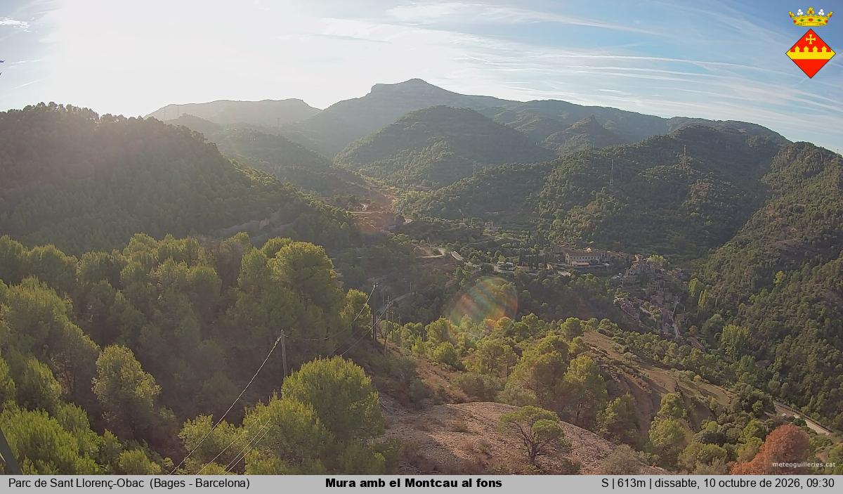 Mura amb el Montcau al fons