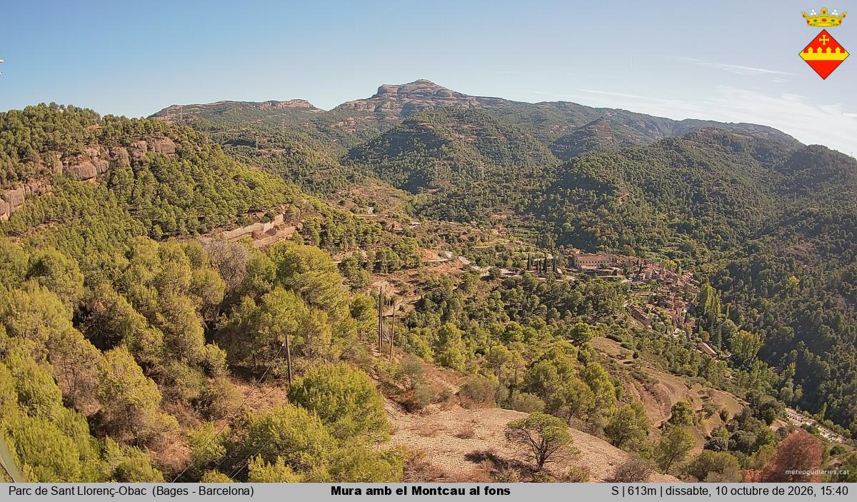 Mura amb el Montcau al fons