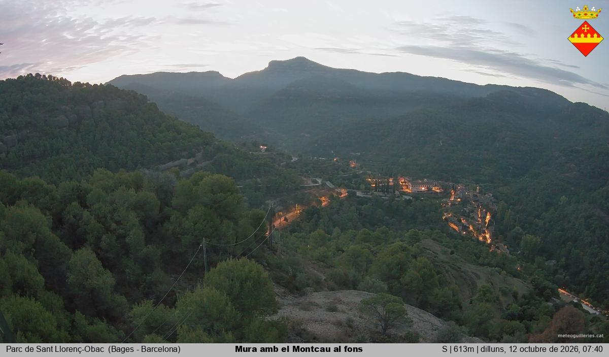 Mura amb el Montcau al fons