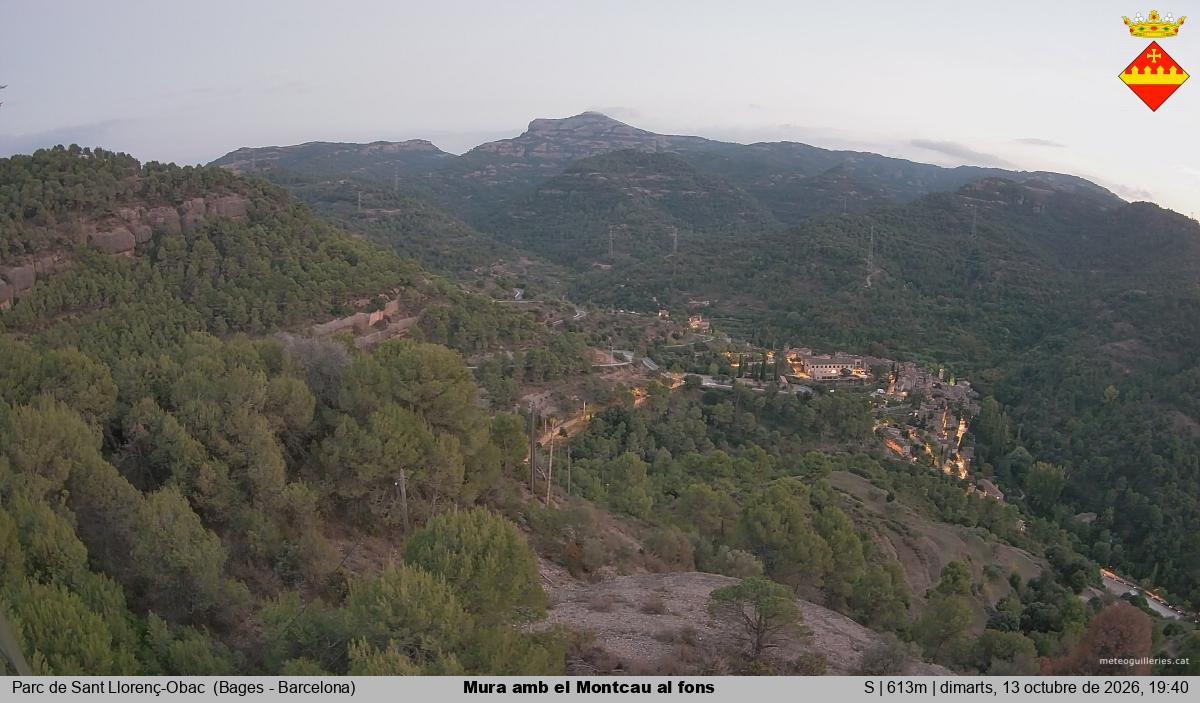 Mura amb el Montcau al fons