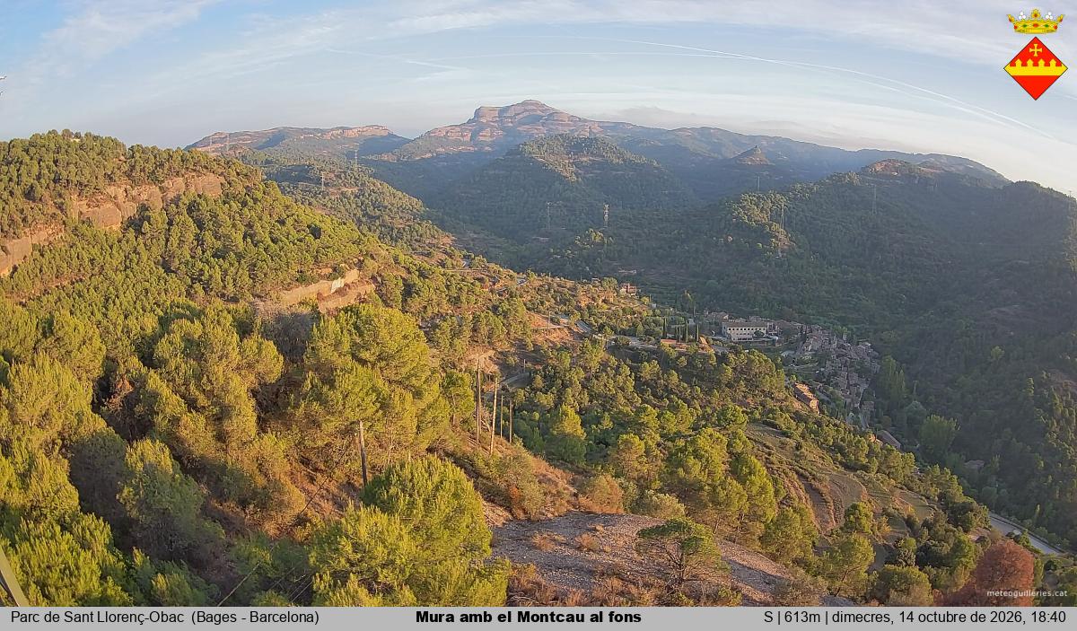 Mura amb el Montcau al fons