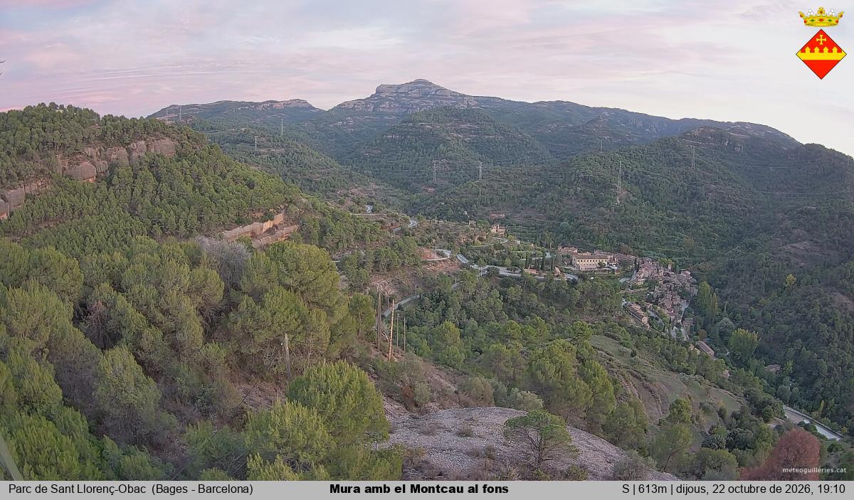 Mura amb el Montcau al fons
