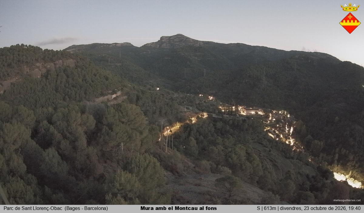 Mura amb el Montcau al fons