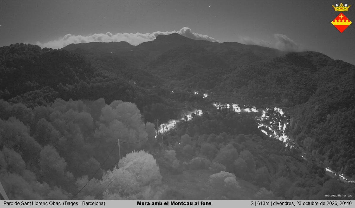 Mura amb el Montcau al fons