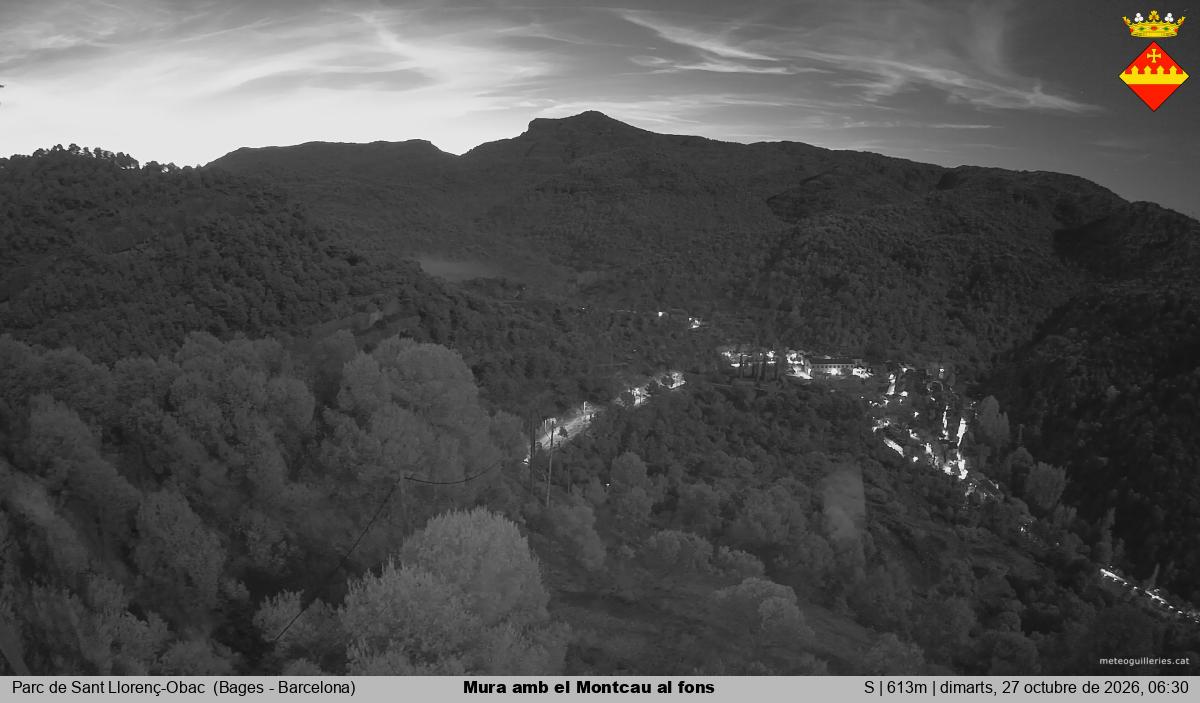 Mura amb el Montcau al fons
