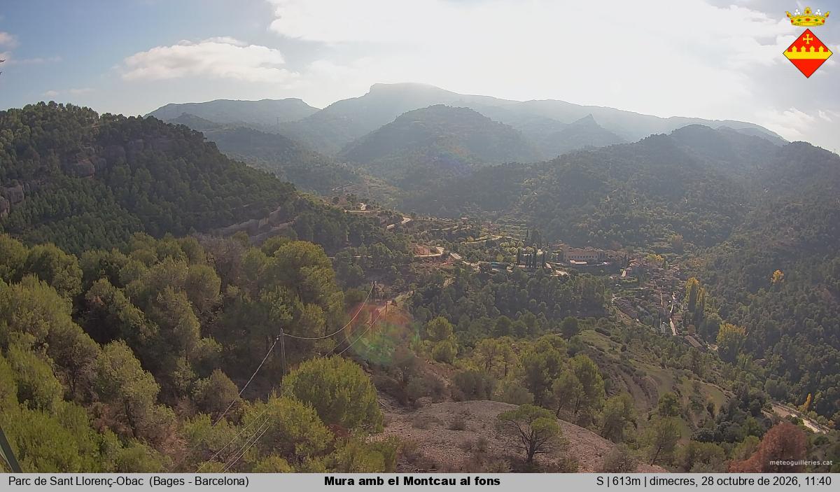 Mura amb el Montcau al fons