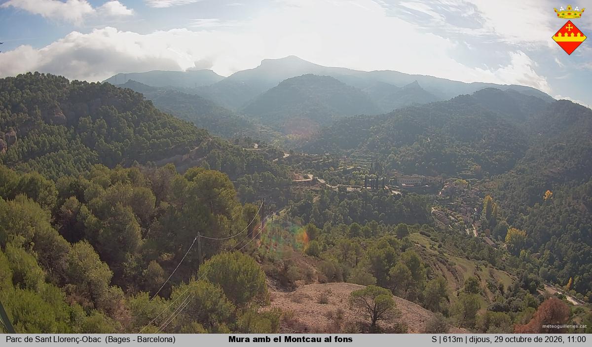 Mura amb el Montcau al fons