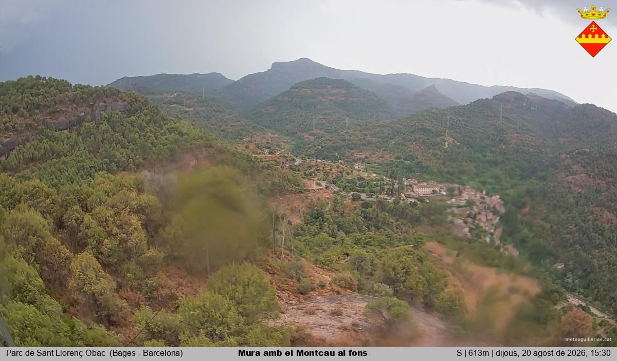 Mura amb el Montcau al fons
