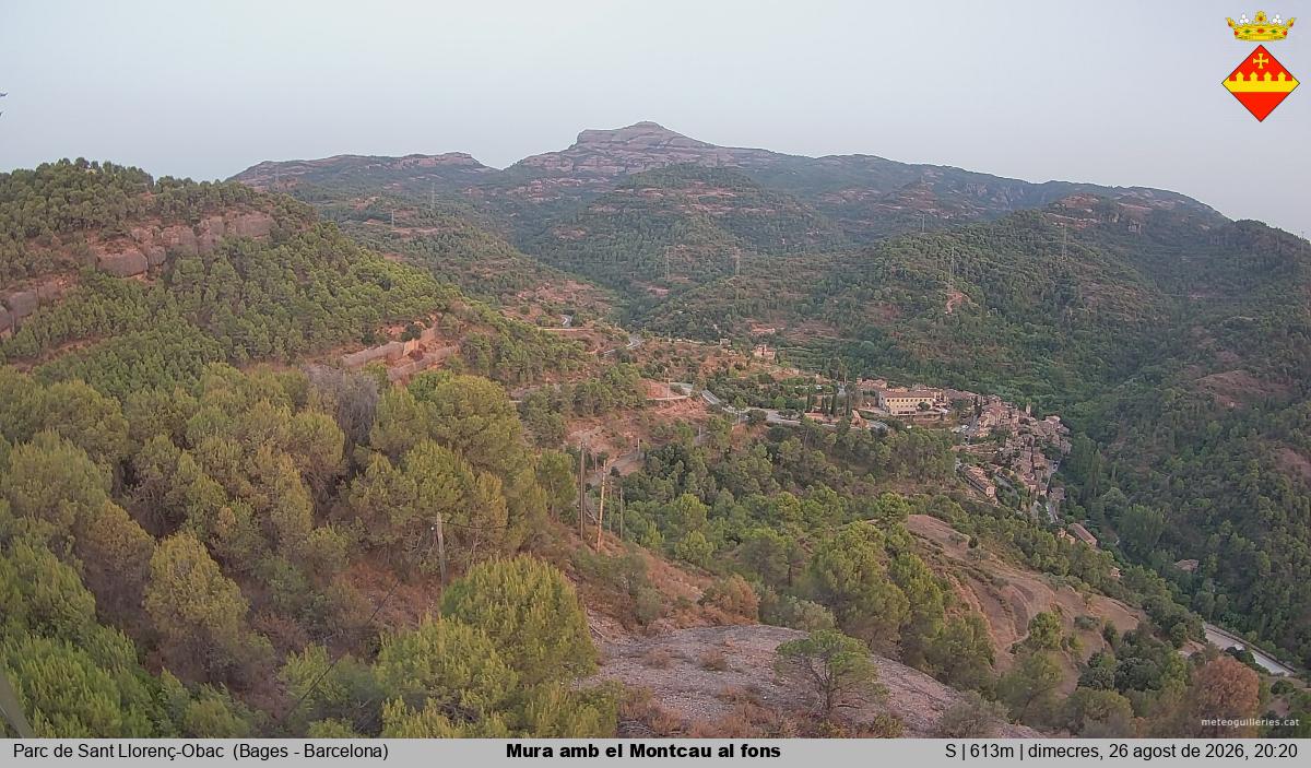 Mura amb el Montcau al fons
