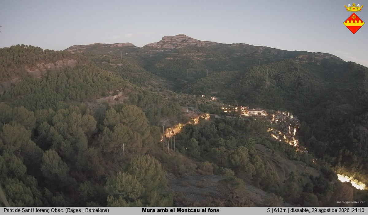 Mura amb el Montcau al fons