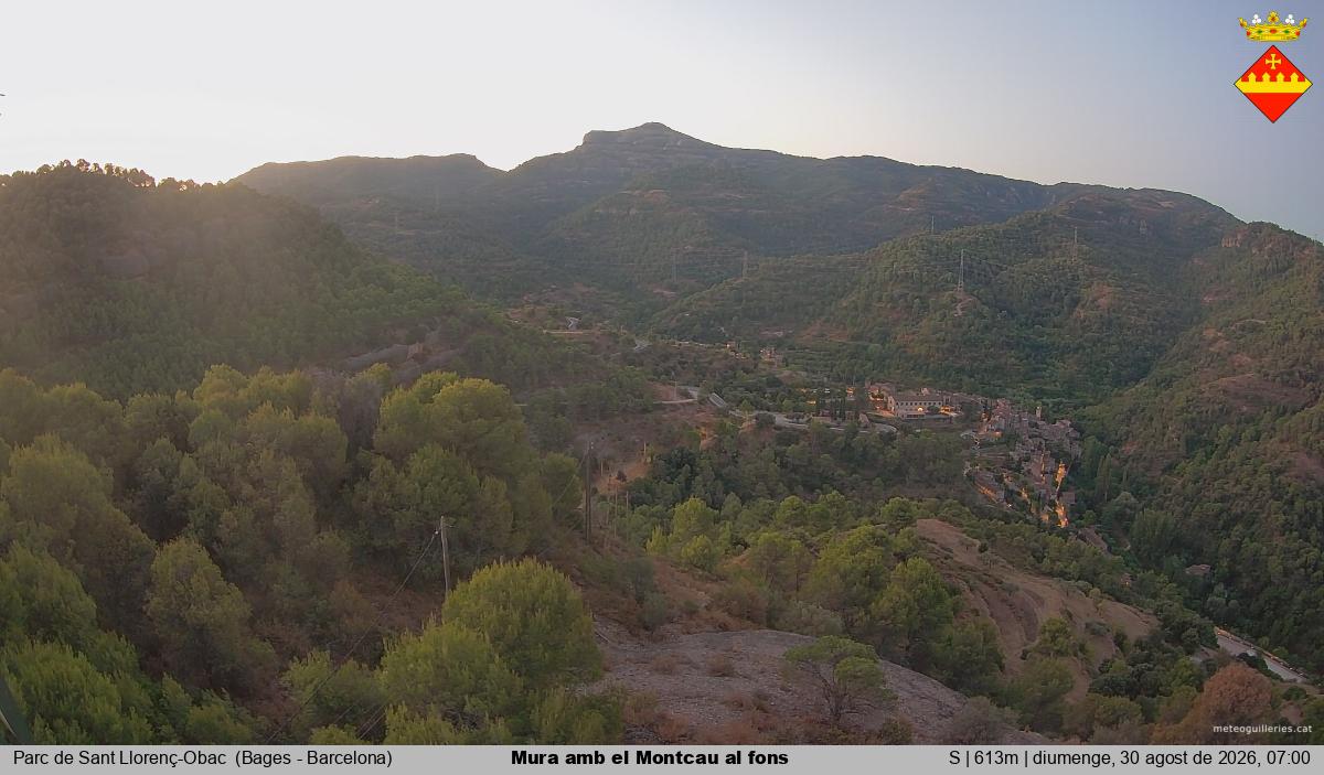 Mura amb el Montcau al fons