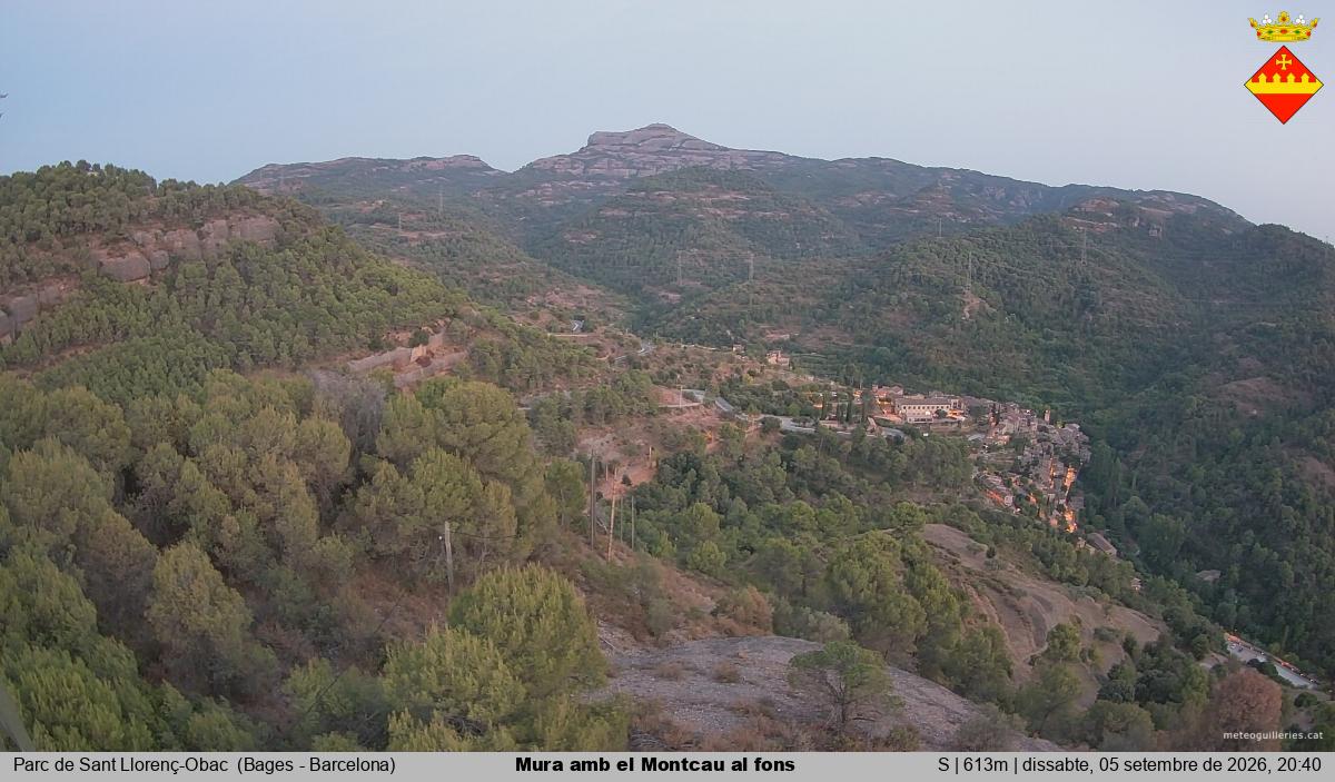 Mura amb el Montcau al fons