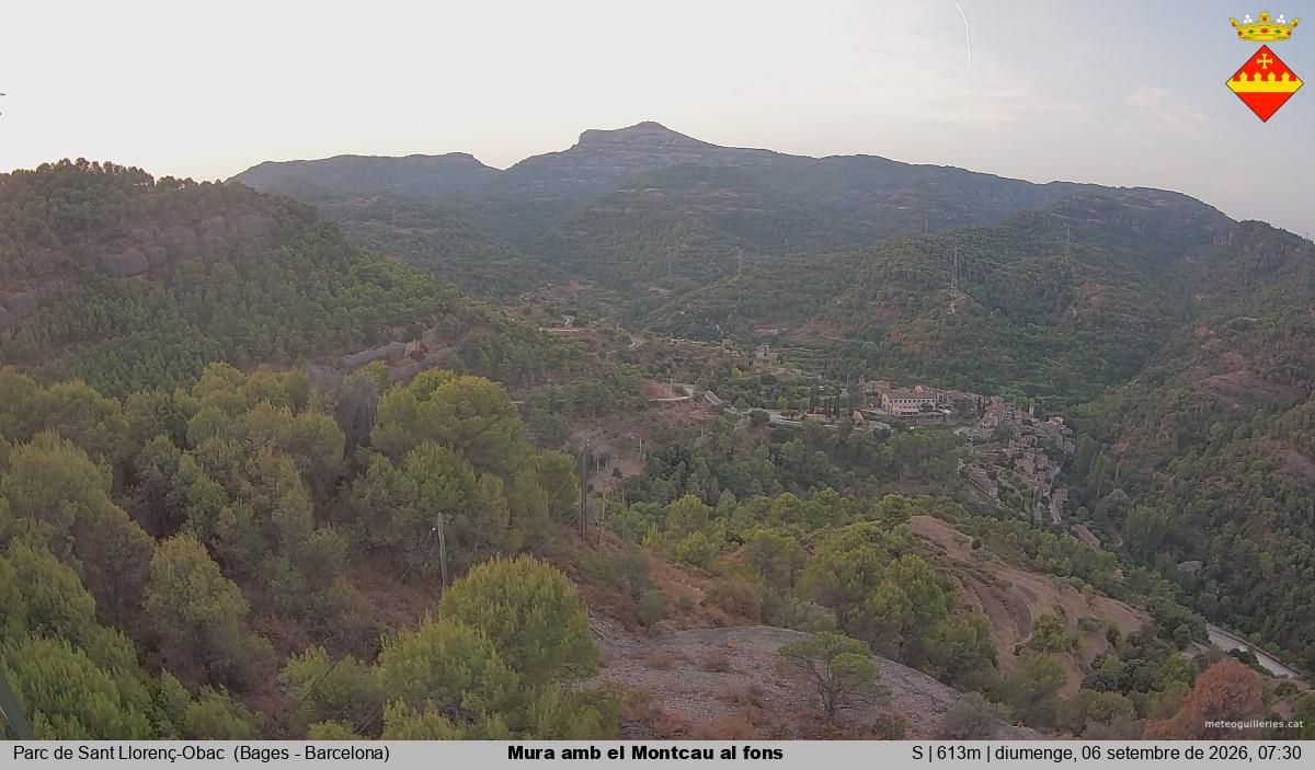 Mura amb el Montcau al fons