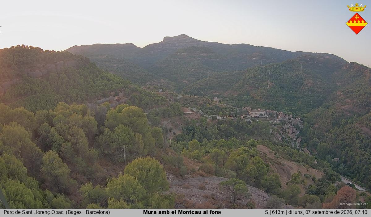 Mura amb el Montcau al fons