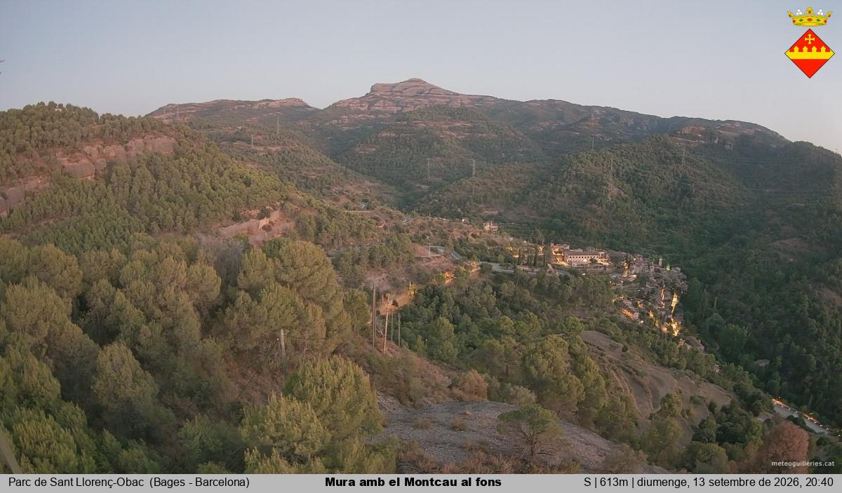 Mura amb el Montcau al fons