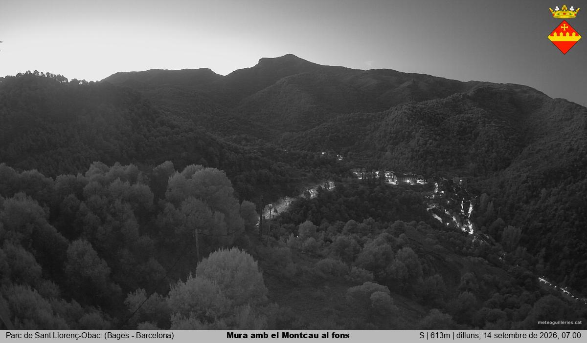 Mura amb el Montcau al fons