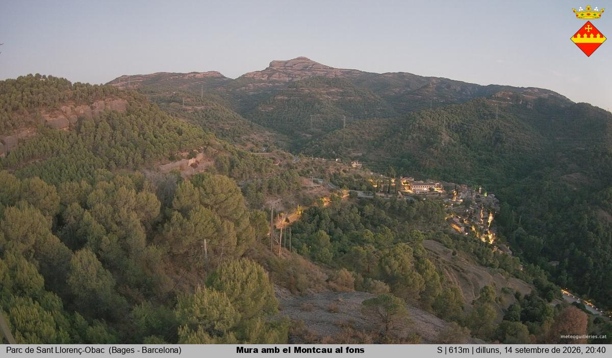 Mura amb el Montcau al fons