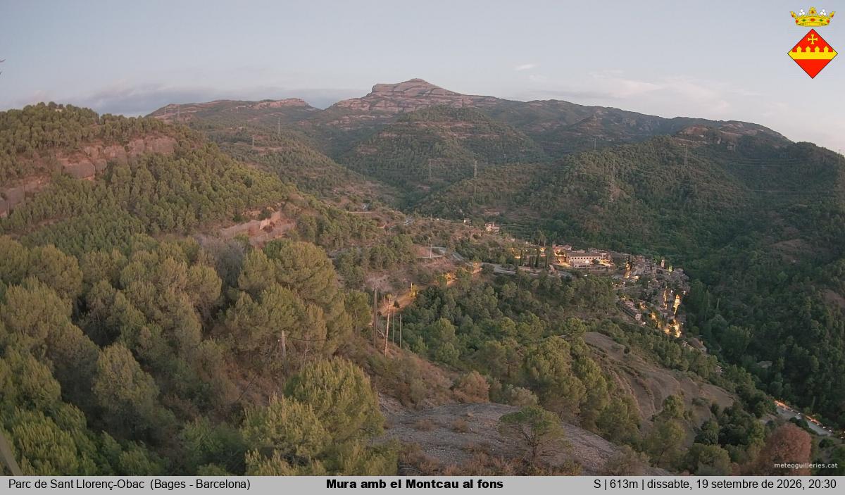 Mura amb el Montcau al fons